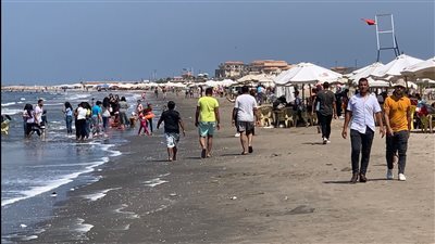 الكرسي بـ5 جنيهات.. شاطئ الغلابة ببورسعيد يشهد إقبالا متوسطا | فيديو