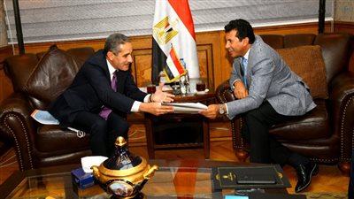 وزير الشباب ومحافظ الغربية يناقشان مشاريع الرياضة بمبادرة حياة كريمة