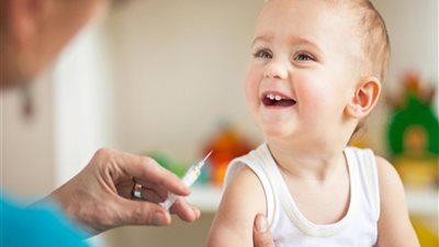  متابعة أخذ التطعيمات.. الإفتاء: رعاية الأبناء صحيًا أمر واجب شرعًا على الآباء