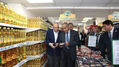 بينهم حجب سلع وزيادة أسعار.. ضبط 1654 قضية تموينية متنوعة
