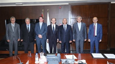 وزير النقل يشهد توقيع عقد مع تالجو الإسبانية لتوريد 7 قطارات نوم فاخرة 