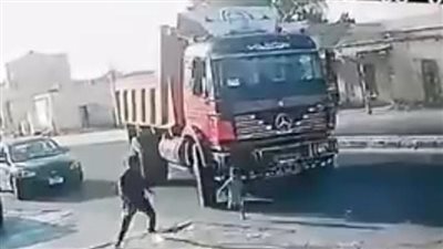 العناية الإلهية تنقذ طفلا من الموت المحقق تحت عجلات سيارة نقل كبيرة بمطروح