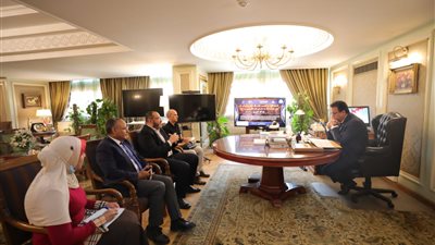 وزير التعليم العالي وممثل جامعة أريزونا الأمريكية يناقشان إنشاء معامل مركزية لتوفير احتياجات الصناعة في مصر