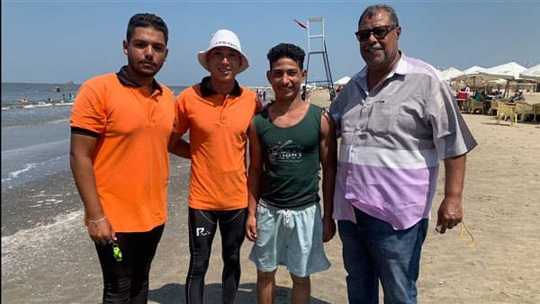 الشاب مع المنقذين