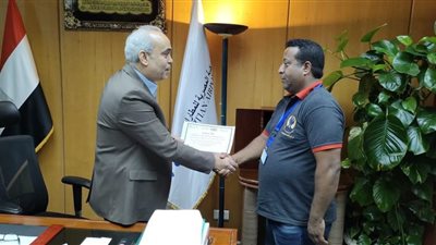 مطار الأقصر يكرم عاملًا عثر على حقيبة بها مبلغ مالي كبير