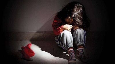 بسبب انفصاله عن زوجته.. التحقيق مع شخص أقام حفلة تعذيب لطفلته بالمقطم 