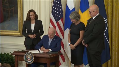 بايدن يوقع مرسوما بانضمام فنلندا والسويد لحلف الناتو