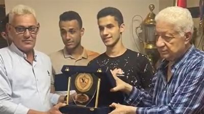 مرتضى منصور ممازحا 2 من أوائل الثانوية خلال تكريمهما: يا كابتن خطيب إحنا خدنا الدوري في أعداد المتفوقين كمان| بث مباشر 