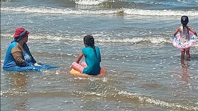 جنة الفقراء.. شاطئ بورسعيد مصيف الغلابة بـ أسعار تنافسية وخدمات متميزة | صور وفيديو