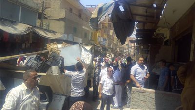 غلق وتشميع 5 محلات وتحرير 35 محضر إشغال طريق بالعياط