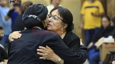 سميرة عبد العزيز وأيمن عزب ونجوم الفن في عزاء رجاء حسين بالحامدية الشاذلية | صور 