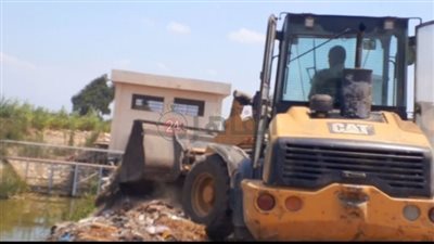 بعد انتشار فيديو إلقاء القمامة.. محافظ الغربية يوقف رئيسة وحدة محلية وسائق لودر عن العمل لمدة 3 أشهر