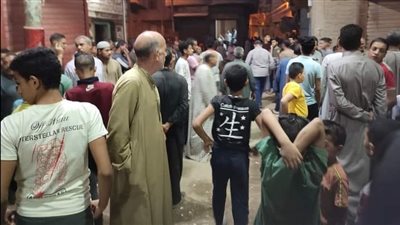 أهالي سلامون بسوهاج يشيعون جثتي عامل ونجله لقيا مصرعهما في حادث تصادم بالصحراوي الغربي | صور