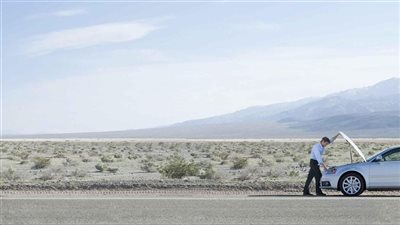 وأنت مسافر.. 6 خطوات يجب اتباعها عند تعطل السيارة في الطريق