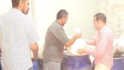 ضبط 7 أطنان و500 كجم قشطة مجهولة المصدر بأحد الثلاجات بالبحيرة