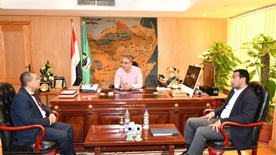 محافظ الفيوم يناقش مع هيئة التخطيط العمراني تحديث قواعد بيانات البنية الأساسية
