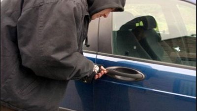 كاميرات المراقبة تضبط لص السيارات بالقاهرة