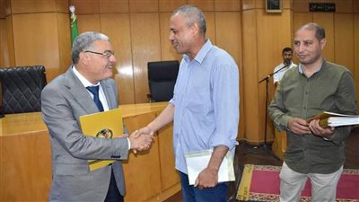 محافظ المنيا يسلم 53 عقدًا جديدًا لتقنين أوضاع أراضي أملاك الدولة