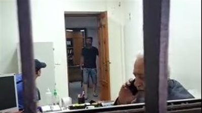 منحوه 30 ألف دولار.. انتهاء أزمة احتجاز لبناني لرهائن في بنك بسبب مرض والده