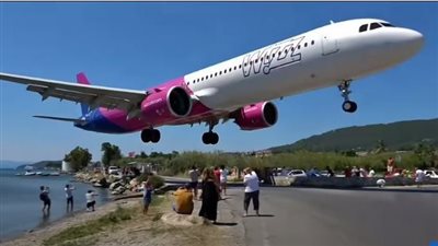 أخطر هبوط لـ طائرة أعلى أحد شواطئ اليونان