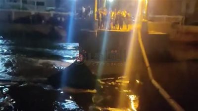 اللقطات الأولى لـ انهيار كوبري قرية العزيزية بمياه ترعة بالشرقية.. والأهالي: الكارثة اللي عاملين حسابها 