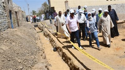 محافظ أسوان يحيل واقعة سقوط مواطن كفيف في حفرة صرف صحي إلى النيابة العامة