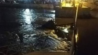 إنقاذ أم وغرق رضيعتها بحادث انهيار كوبري مشاة بالشرقية.. وشاهد عيان: كانت في حالة هستيرية | بث مباشر