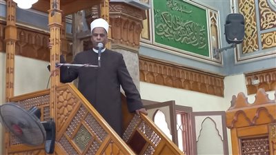 مواطن يخطف ميكروفون مسجد لرفع أذان صلاة الجمعة.. والأوقاف تفتح تحقيقا