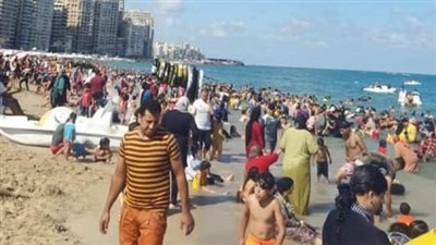إقبال كبير على شواطئ الإسكندرية وفصل عاملين ومصادرة ممنوعات │ صور