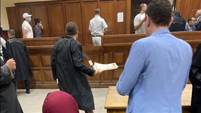 لاتهامهما بتعاطي مخدرات.. وصول نجل توفيق عكاشة وصديقته إلى المحكمة | صور 