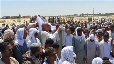 وسط حزن ذويهم.. أهالي الفيوم ينتظرون وصول جثامين 4 أشقاء لقوا مصرعهم صعقًا بالكهرباء أثناء ري أرض زراعية | فيديو