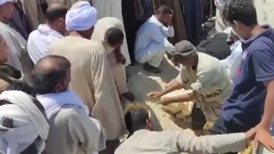 بكاء ونحيب أثناء تشييع جثامين 4 أشقاء لقوا مصرعهم صعقًا بالكهرباء في الفيوم | فيديو