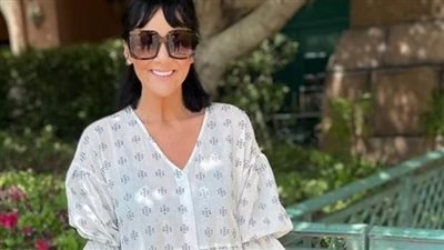 الألوان الفاتحة والكتان..مصممة أزياء تكشف أهم الملابس التي يُفضل ارتدائها في حرارة الصيف