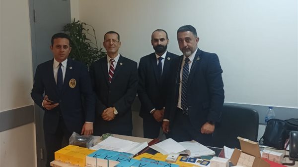 رجال جمارك مطار القاهرة