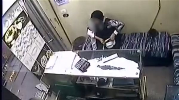 ربة منزل تقوم بسرقة