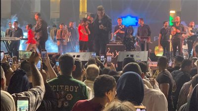 جاي أغني للبورسعيدية وجماهير النادي المصري.. عمر كمال وشحتة كاريكا في حفل على شاطئ بورسعيد | صور 