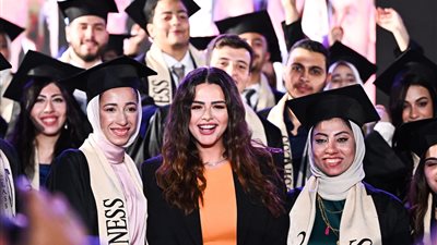 أخبار التعليم اليوم| جامعة مصر للعلوم تحتفل بتخرج دفعة جديدة من كلية الإدارة والاقتصاد