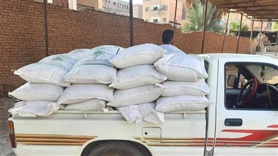 إحباط محاولة تهريب 3 أطنان سلع مدعمة قبل بيعها بالسوق السوداء بأسوان 