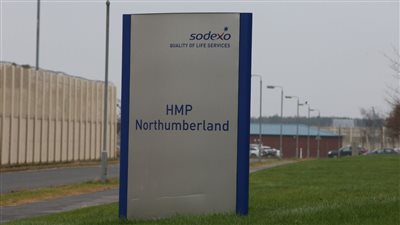 وفاة سجين بريطاني بعد ابتلاع كيس مخدرات هربته إليه والدته