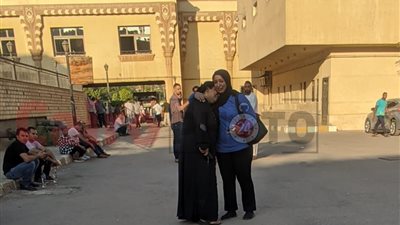 الألم واحد.. مسلمة تحتضن مسيحية خلال انتظارها تسلم جثامين ضحايا كنيسة المنيرة