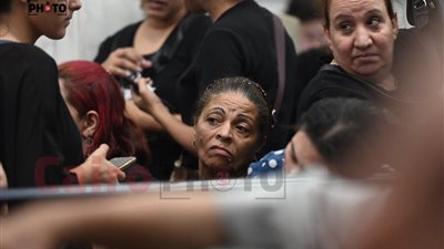 الحزن على الجميع.. لحظة خروج جثمانين ضحايا كنيسة المنيرة من مستشفى العجوزة استعدادا لصلاة الجنازة| صور