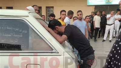 سلام يا حبيبي.. شاب يودع أحد أفراد ضحايا كنيسة المنيرة خلال تشييع جثمانه من مستشفى العجوزة | صور