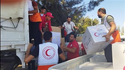الهلال الأحمر المصري يسلم نظيره الفلسطيني الدفعة الأولى من المساعدات الإغاثية العاجلة | صور 