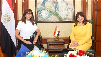 وزيرة الهجرة السابقة تستقبل نظيرتها الجديدة: ربان السفينة سيبحر بالكتيبة المتميزة