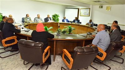 محافظ أسيوط يترأس اجتماع لجنة اختيار القيادات لشغل وظائف بالتنظيم والإدارة والصحة