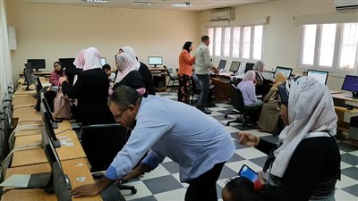 بعد مده يومًا إضافيًا.. إقبال ضعيف على معامل التنسيق بكلية التربية في الغردقة| صور
