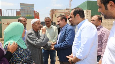 محافظ المنوفية يتفقد مشروعات حياة كريمة بأشمون ويلتقي عددا من الأهالي