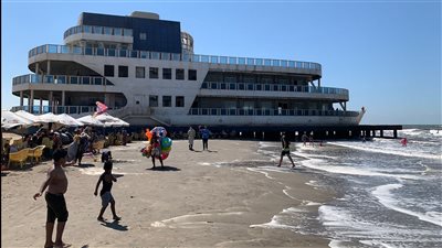 رفع الرايات السوداء لليوم الثاني بشاطئ بورسعيد.. وتحذيرات من السباحة في الأعماق │ صور