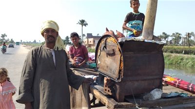  برغم حرارة الجو.. عم سيد بائع بطاطا في سوهاج: عندي 4 عيال ومش لاقي أصرف عليهم | صور