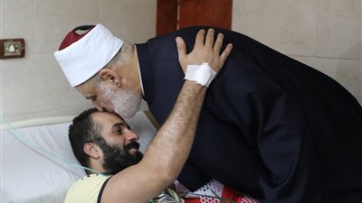وكيل الأزهر يزور منقذ الأطفال في حريق كنيسة الجيزة 
